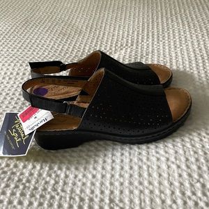 Size 8 1/2 Natural soul sandals.